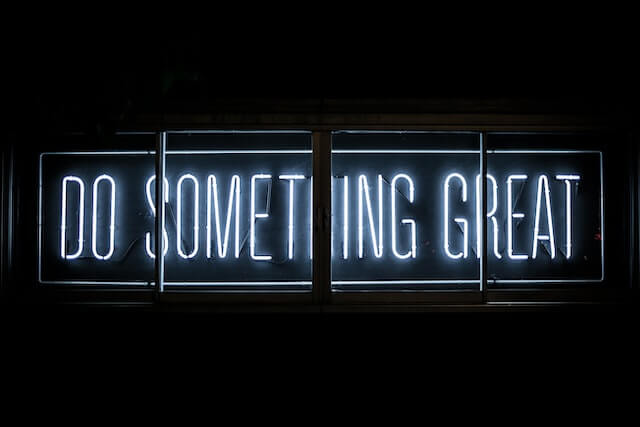 Do something great neon skylt med vit text.